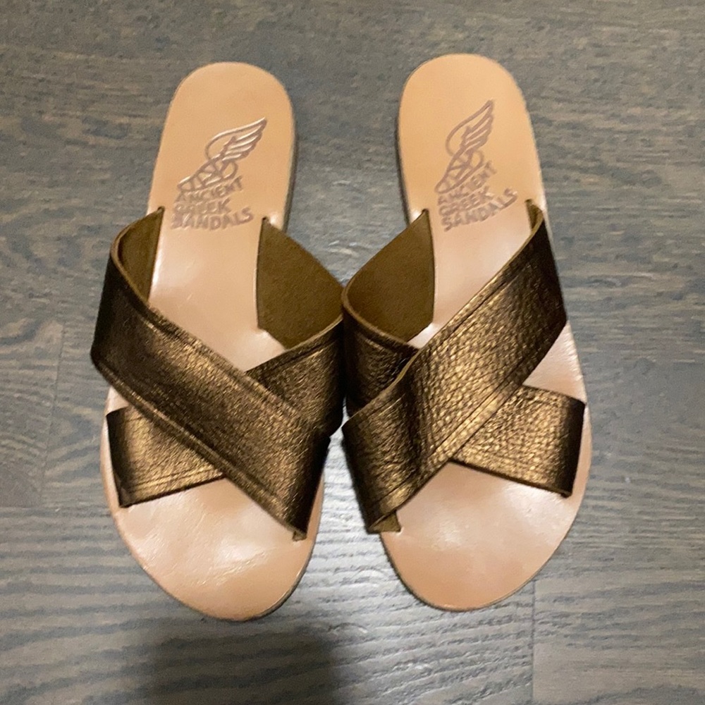 Bronze colored Thais sandal, gently used.